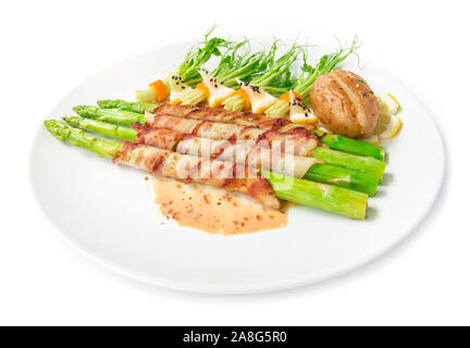 Enveloppé de bacon grillé sauce asperges avec sasemi et pousses de pois rouler dans sasemi piment noir salade de pommes de terre au fromage chedda décorer cuire vue latérale isola Banque D'Images