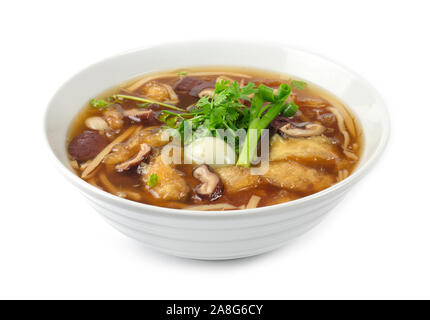 Maw poisson bouilli avec oeuf de caille et le sang de porc dans la soupe de sauce rouge style Chinois décorer de coriandre, d'oignons de printemps vue latérale Banque D'Images