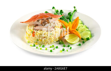 Riz frit au crabe décorer avec des légumes chinois et thaïlandais sculpté de style fusion menu populaires en Thailande vue latérale isolated on white backgroun Banque D'Images