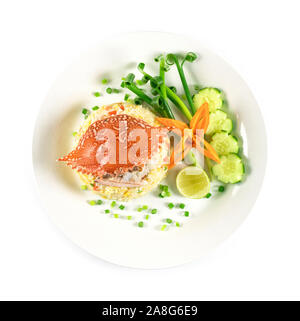 Riz frit au crabe décorer avec des légumes chinois et thaïlandais sculpté de style fusion menu populaires en Thaïlande top view isolé sur fond blanc Banque D'Images