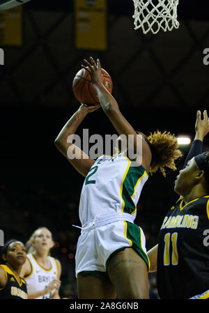 Waco, Texas, USA. Nov 8, 2019. Dame Baylor Bears guard DiDi Richards (2) va jusqu'à un panier contre Dame Grambling Tigers guard Ariel Williams (11) au cours de la 1ère moitié du basket-ball match entre Grambling Tigers et la dame à la Baylor Bears Ferrell Centre à Waco, au Texas. Matthew Lynch/CSM/Alamy Live News Banque D'Images