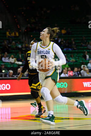 Waco, Texas, USA. Nov 8, 2019. Dame Baylor Bears avant Caitlin Bickle (51) monte d'un layup durant la 2e moitié du basket-ball match entre Grambling Tigers et la dame à la Baylor Bears Ferrell Centre à Waco, au Texas. Matthew Lynch/CSM/Alamy Live News Banque D'Images