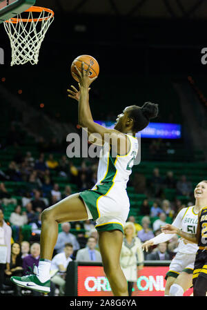 Waco, Texas, USA. Nov 8, 2019. Centre Baylor Bears Dame Reine Egbo (25) va jusqu'à un panier pendant la 2e moitié du basket-ball match entre Grambling Tigers et la dame à la Baylor Bears Ferrell Centre à Waco, au Texas. Matthew Lynch/CSM/Alamy Live News Banque D'Images