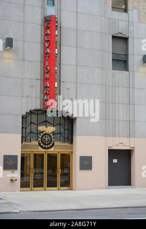 NEW YORK, NY - 05 NOV 2019 : Le siège de l'exécutif de l'Armée du Salut et l'entrée sur la 14e session Street à Manhattan. Banque D'Images