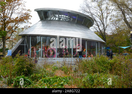 NEW YORK, NY - 05 NOV 2019 : Le Carrousel SeaGlass est un carrousel sur le thème des poissons dans la région de Battery Park, à la pointe sud de l'île de Manhattan à New York City. Banque D'Images