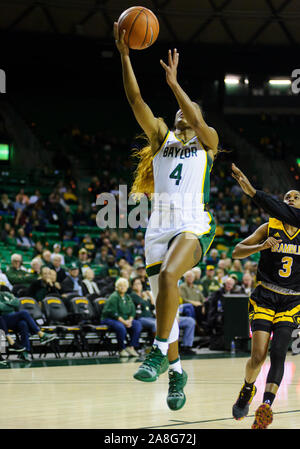 Waco, Texas, USA. Nov 8, 2019. Dame Baylor Bears guard Te'une Cooper (4)marque un layup durant la 1ère moitié du basket-ball match entre Grambling Tigers et la dame à la Baylor Bears Ferrell Centre à Waco, au Texas. Matthew Lynch/CSM/Alamy Live News Banque D'Images