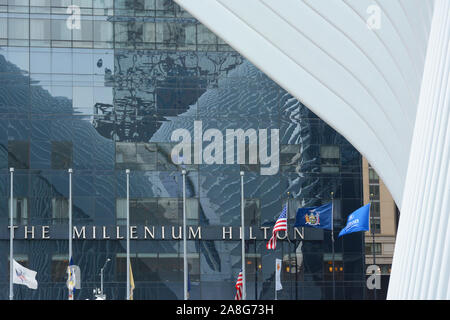 NEW YORK, NY - 05 NOV 2019 : Le Millenium Hilton Hotel dans le sud de Manhattan, New York, situé à l'angle sud-est de Fulton Street et de l'Église Banque D'Images