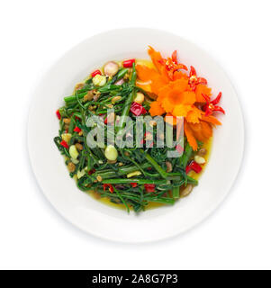 Morning Glory chinoise sautées avec soja décorer les carottes et le piment de la nourriture thaïe et chinoise sculptée food fusion top view isolated on white Banque D'Images