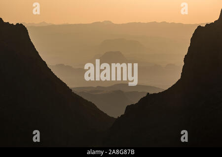 Coucher du soleil à la fenêtre dans le parc national Big Bend au Texas. Banque D'Images