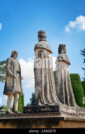 Statue de rois chrétiens Ferdinand et Isabelle et Christophe Colomb en jardin d'Alcazar de la Christian monarques dans Cordoba, Espagne. Banque D'Images