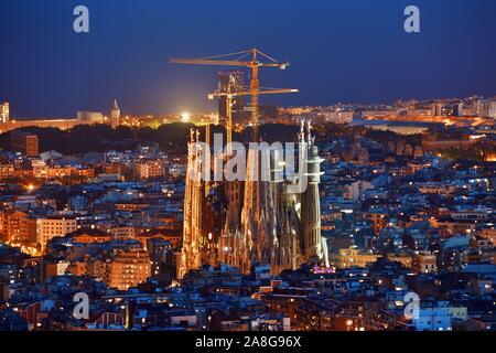Sagrada Familia avec city skyline at night à Barcelone, Espagne. Banque D'Images