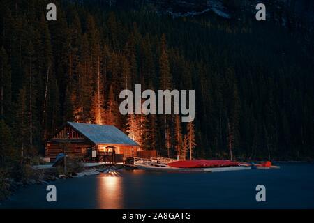 Lake Louise voile maison la nuit dans le parc national de Banff Canada Banque D'Images