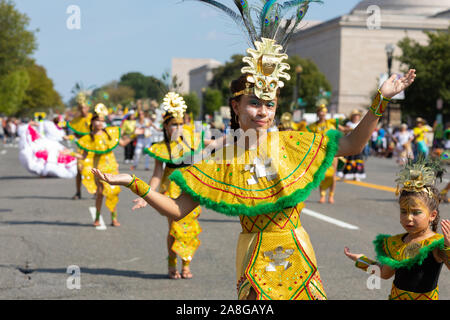 Washington DC, USA - 21 septembre 2019 : La Fiesta DC, l'exécution de la culture colombienne chibchas les danses traditionnelles pendant la parade Banque D'Images