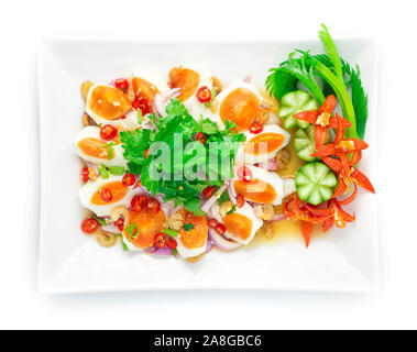 Oeufs Sel épicé avec salade chaude de légumes savoureux épicé Thaï décorer style fusion concombre sculpté, les poivrons et l'oignon de printemps vue d'en haut Banque D'Images