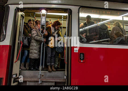 Vienne, Autriche, 20 décembre 2018, un peuple debout dans la porte ouverte du tramway à Vienne. Banque D'Images