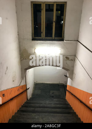 En passant par le tunnel à la plate-forme de l'ancienne gare ferroviaire. L'éclairage d'escalier avec corridor dans l'ancien bâtiment de nuit. Banque D'Images