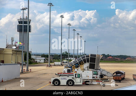 VIENTIANE, LAOS, OCT 30 2016, la tour de contrôle de l'aéroport international de Wattay avec véhicules, Vientiane, capitale du Laos. Banque D'Images