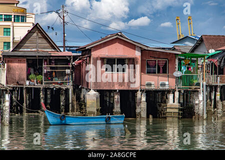 PENANG, MALAISIE, Nov 12, 2017 maisons en bois traditionnelles sur les pilotes se tenir sur la mer, le Clan des jetées de George Town, Penang, Malaisie. Banque D'Images