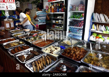 TAYTAY, Rizal, PHILIPPINES - 7 novembre, 2019 : femme sert un assortiment de plats faits maison au restaurant local ou un restaurant appelé "Karinderia" qui sert home Banque D'Images