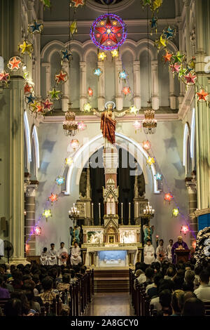 SAIGON, Vietnam, DEC 18, 2017 Les gens priant au Huyen Sy Église. L'intérieur de l'église avec une décoration de fête dans le temps de Noël. Banque D'Images