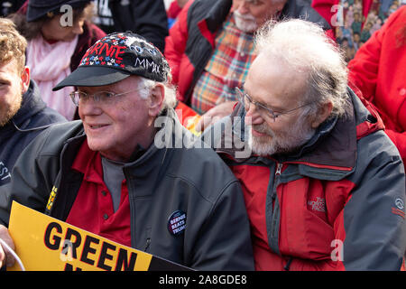 Ben Cohen et Jerry Greenfield, de Ben et Jerry's Ice Cream, participe à un climat de protestation devant la Maison Blanche à Washington, DC, États-Unis, le vendredi, Novembre 8, 2019. Les militants ont marché depuis le Capitole à la Maison Blanche pour attirer l'attention sur la nécessité de s'attaquer au changement climatique. Credit : Stefani Reynolds/CNP /MediaPunch Banque D'Images