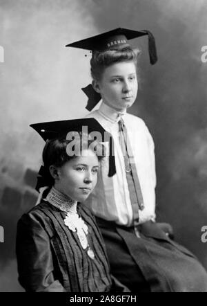 Les diplômés des écoles posent ensemble, ca. 1910. Banque D'Images