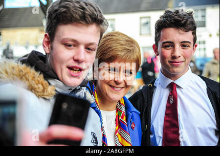 Alloa, UK. 06 Nov, 2019. Premier ministre Nicola Sturgeon prend un avec ses partisans selfies lors d'une campagne électorale de SNP John Nicolson avant les élections générales de 2019. Credit : SOPA/Alamy Images Limited Live News Banque D'Images