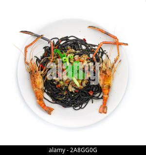 Spaghetti noir épicé servi avec des crevettes grillées Thai Food Fusion italienne mixte décorer style sculpté avec piment et oignons de printemps vue d'en haut Banque D'Images