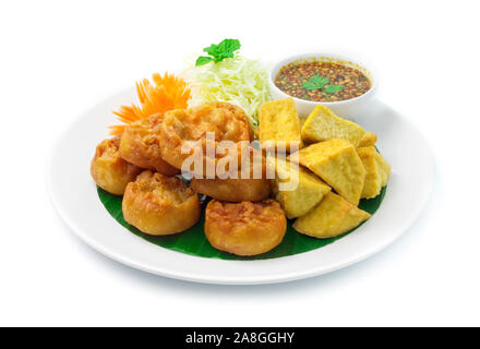 Taro frit Cake végétarien (Zhu Jiao Quan)et du tofu frit mélangé servie avec sweet chili sauce arachide plat mélange haché Appitizer , Pause Ti Banque D'Images