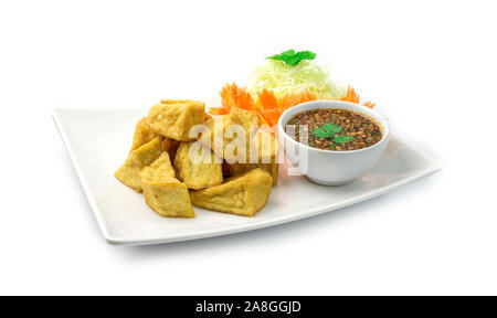 La nourriture végétarienne tofu frit servi avec sweet chili sauce arachide plat mélange haché Appitizer , Pause cuisine chinoise et Thai Food Fusion Styl Banque D'Images