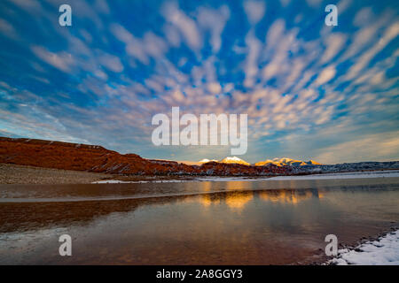 Coucher du soleil d'hiver dans la région de Ken's Lake, au-delà des Montagnes La Sal, près de Moab, Utah Banque D'Images