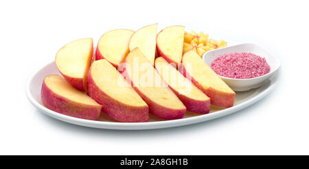 Escalope Apple populaires de fruits frais servis avec trempette sucrée prune salée. Pause de fruits pour le régime alimentaire riche en vitamine C side view Banque D'Images