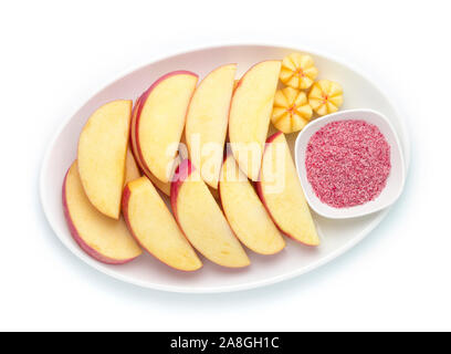 Escalope Apple populaires de fruits frais servis avec trempette sucrée prune salée. Pause de fruits pour le régime alimentaire riche en vitamine C Vue d'en haut Banque D'Images