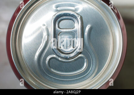 L'aluminium peut rapprochée sur l'ouverture du couvercle, vue d'en haut Banque D'Images
