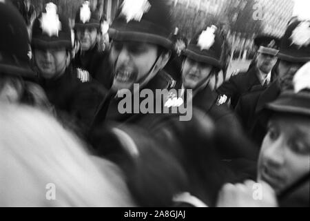 Police à la manifestation anti-guerre du Vietnam - les émeutes de Grosvenor Square - devant l'ambassade américaine, Grosvenor Square, Londres Angleterre. 17 mars 1968.1960s policiers britanniques saisissant un manifestant. HOMER SYKES Banque D'Images