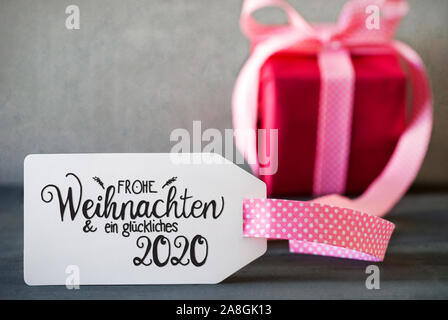 Cadeau de Noël rose, Glueckliches 2020 Calligraphie signifie joyeux 2020 Banque D'Images