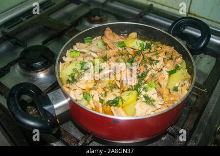 La viande avec les oignons, carottes, pommes de terre, aneth et le laurier est mijotée dans une casserole. La cuisine maison Banque D'Images