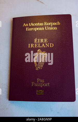 Passeport de l'Irlande, de l'Union européenne. Passeport délivré par la République d'Irlande. Les passeports irlandais sont en grande demande, à la suite d'Brexit Banque D'Images