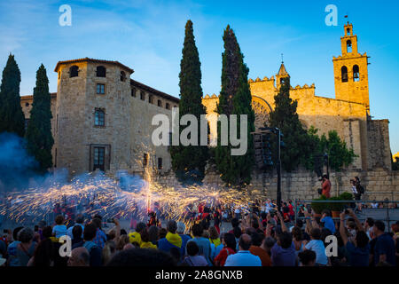 Saint John's Night Celebration 23 juin 2019 - Le Festival Catalan d'incendie. Revetlla de Sant Joan - Correfoc - fire exécutant - Placa Octavia, Sant Cu Banque D'Images