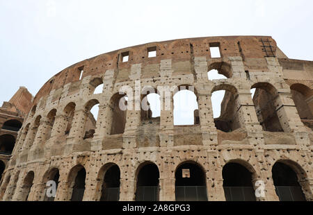 Amphithéâtre romain appelé le Colisée à Rome avec de nombreux trous dans les murs pour récupérer les métaux pendant la reconstruction de Rome en Italie Banque D'Images