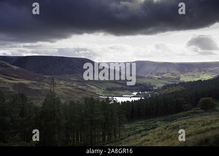 Dovestone Reservoir entouré par Wild Moorland Royaume-Uni Banque D'Images