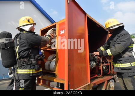 Pingxiang, Chine, province de Jiangxi. Nov 8, 2019. Les pompiers volontaires dans l'équipement organiser Muma Village de Damüls, est de la Chine dans la province de Jiangxi, du 8 novembre 2019. L'équipe de pompiers volontaires a répondu à plus de 50 urgences incendie et a rapporté plus de 100 les risques d'incendie potentiels depuis sa création il y a deux ans. Credit : Peng Zhaozhi/Xinhua/Alamy Live News Banque D'Images