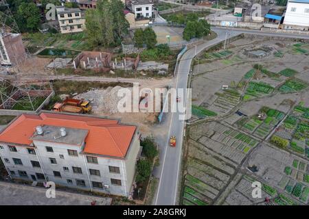 Pingxiang, Chine, province de Jiangxi. Nov 8, 2019. Photo aérienne montre les pompiers volontaires pour patrouiller à Muma Village de Damüls, est de la Chine dans la province de Jiangxi, du 8 novembre 2019. L'équipe de pompiers volontaires a répondu à plus de 50 urgences incendie et a rapporté plus de 100 les risques d'incendie potentiels depuis sa création il y a deux ans. Credit : Peng Zhaozhi/Xinhua/Alamy Live News Banque D'Images