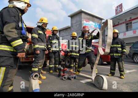 Pingxiang, Chine, province de Jiangxi. Nov 8, 2019. Les pompiers volontaires de participer à une formation en Muma Village de Damüls, est de la Chine dans la province de Jiangxi, du 8 novembre 2019. L'équipe de pompiers volontaires a répondu à plus de 50 urgences incendie et a rapporté plus de 100 les risques d'incendie potentiels depuis sa création il y a deux ans. Credit : Peng Zhaozhi/Xinhua/Alamy Live News Banque D'Images