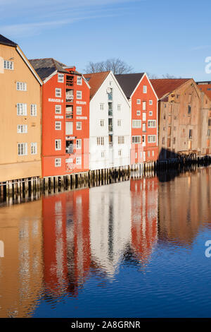 Des entrepôts en bois à côté de la rivière Nidelva à Trondheim, Norvège. Banque D'Images