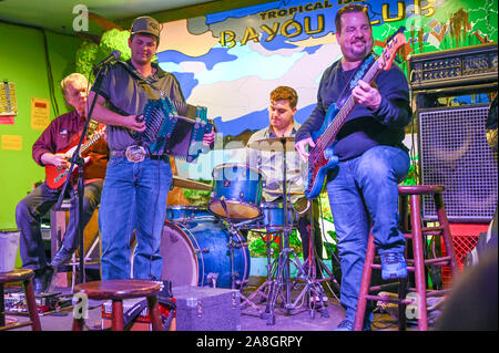 Le Cajun band jouant sur Bourbon Street par nuit à La Nouvelle-Orléans. Cette rue historique dans le quartier français est célèbre pour ses bars à musique. Banque D'Images