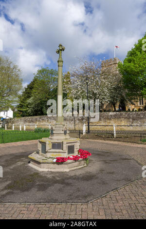 Monument aux morts en face de l'église All Saints dans la ville de Earls Barton, Northamptonshire, Angleterre ; des listes de 73 noms WW1 & WW2 Banque D'Images
