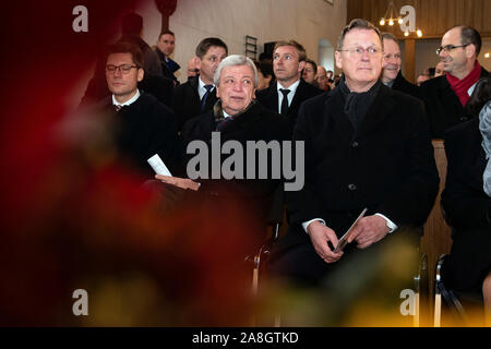 09 novembre 2019, la Thuringe, Großburschla : Volker Bouffier, CDU (M), premier ministre de la Hesse, et Bodo Ramelow (Die Linke, r), premier ministre de la Thuringe, assis côte à côte au service œcuménique dans l'église de Saint Bonifatius. Les gouvernements d'état de Thuringe et de Hesse célébrons 30 ans de la chute du Mur de Berlin sous la devise '30 ans de la chute du mur - nous vivons la liberté'. Photo : Swen Pförtner/dpa Banque D'Images