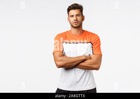 Fitness Trainer client déçu formations manquées. Beau et fort homme masculin, joueur de football en activewear, sports t-shirt, les bras sur la croix Banque D'Images