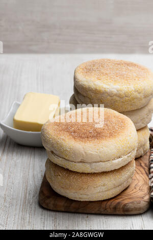 Des petits muffins anglais sur table en bois blanc Banque D'Images